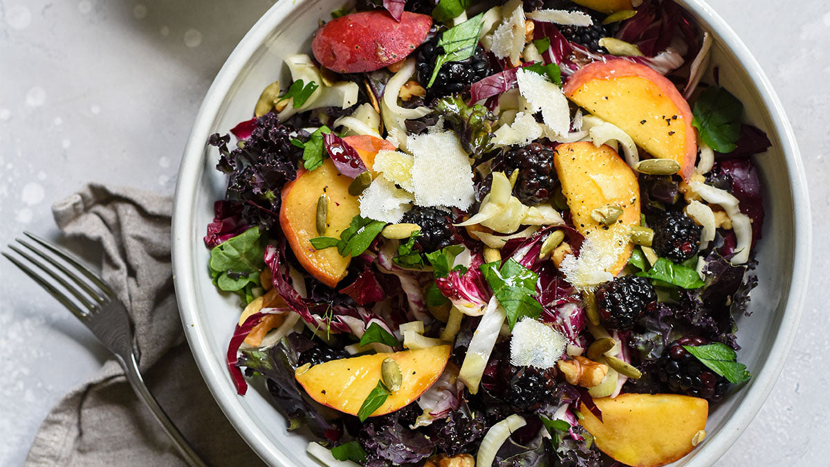 Colorful salad with peaches | P.volve